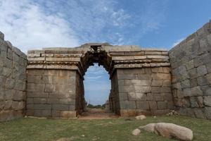 bhimas portón en hampi es uno de el masivo pasarelas de el fortificado ciudad. foto