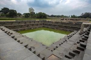 pisó tanque o pushkarani en el real recinto zona de hampi foto