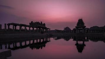 puesta de sol a pushkarani lago cerca vijaya vithala templo en hampi foto