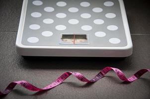 Derecho ver de peso escala y medición cinta. peso pérdida concepto. foto