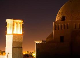 yazd tejados panorama con estrellado noche. musulmán arquitectura Hazme edificios y Arte foto