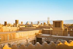 yazd, corrí , 2022 - puntos de vista de turista en cafetería. viento cazadores , cúpulas, minaretes de yazd a atardecer, corrí foto