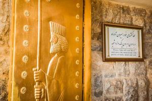 chak chak, irán, 2022 - puertas y paredes con obra de arte en famoso turista destino - chak chak pueblo edificios panorámica panorama foto