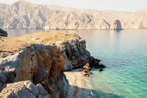 aéreo ver turista mujer explorar caminata caminar en Omán persa Golfo mirillas isla en amanecer. musandam.oman foto