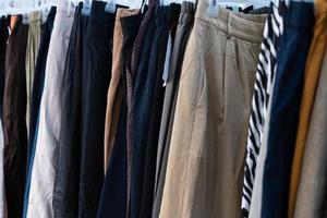 paño pantalones con percha en un Moda almacenar. foto