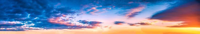 hermosa Cloudscape y dramático puesta de sol foto