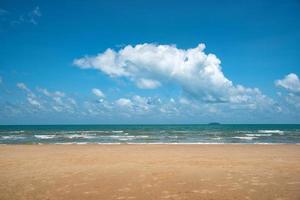 hermosa playa y tropical mar en tailandia verano playa paraíso. foto