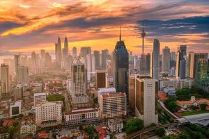 paisaje urbano de kuala lumpur ciudad horizonte a puesta de sol en Malasia. foto