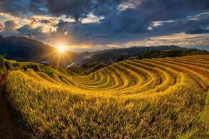 arroz campos en aterrazado con de madera pabellón a puesta de sol en mu cang Chai, yenbai, Vietnam. foto