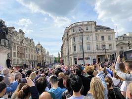 Londres en el Reino Unido en junio 2022. turistas en el calles para el reinas aniversario celebracion foto