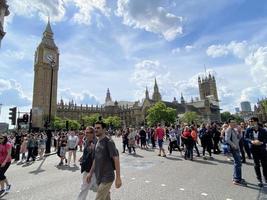 Londres en el Reino Unido en junio 2022. turistas en el calles para el reinas aniversario celebracion foto