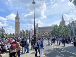 Londres en el Reino Unido en junio 2022. turistas en el calles para el reinas aniversario celebracion foto