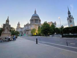 una vista de la catedral de san pablo en londres foto