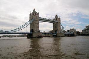 una vista del puente de la torre en londres foto