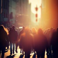 multitud de personas caminando desde trabajar, puesta de sol borroso bokeh antecedentes - ai generado imagen foto