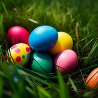 vistoso Pascua de Resurrección huevos acostado en denso verde césped - ai generado imagen foto