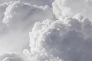 nubes en el cielo antes de la lluvia foto