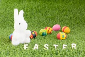 conejito juguete y Pascua de Resurrección huevos con texto foto