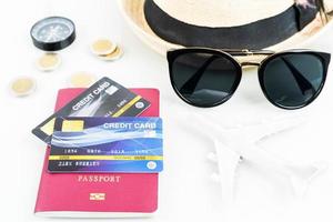 pasaportes y tarjetas de crédito, gafas de sol, avión en blanco foto