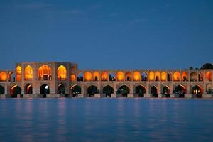 isfahán, corrí , 2022 - antiguo khajoo puente, a través de el zayandeh río en isfahán, irán foto