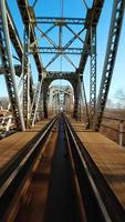 vertical video. rápido vuelo terminado el ferrocarril puente en fpv zumbido video