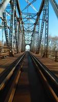 verticaal video. snel vlucht over- de spoorweg brug Aan fpv dar video