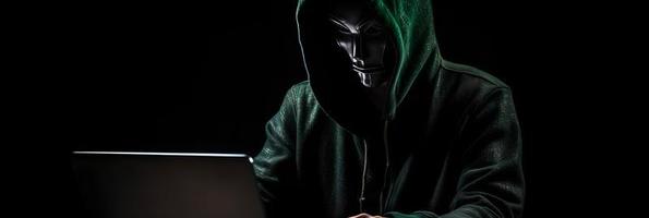 revelando el enigmático mundo de ciberdelincuencia un blanco enmascarado hacker frente ver en medio de oscuro capucha y verde matriz código antecedentes foto