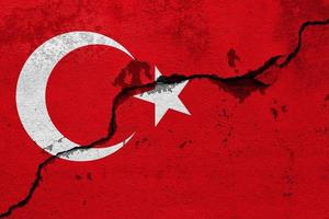 terremotos en pavo, bandera Turquía en un pared con grietas desde un terremoto foto