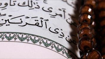 Corán el santo libro de musulmán religión y orar contando talón foto