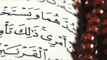 Corán el santo libro de musulmán religión y orar contando talón foto
