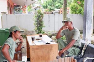 kuaro Kalimantan timur, Indonesia, marzo dieciséis, 2023. un Guardia desde el pueblo de Linmas estaba en el teléfono foto