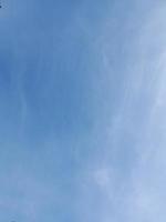cielo azul con fondo de nubes hinchadas. fondo natural. foto