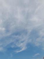 hermosas nubes blancas sobre fondo de cielo azul profundo. grandes nubes esponjosas suaves y brillantes cubren todo el cielo azul. foto