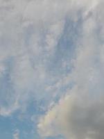 hermosas nubes blancas sobre fondo de cielo azul profundo. grandes nubes esponjosas suaves y brillantes cubren todo el cielo azul. foto