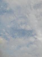 hermosas nubes blancas sobre fondo de cielo azul profundo. grandes nubes esponjosas suaves y brillantes cubren todo el cielo azul. foto