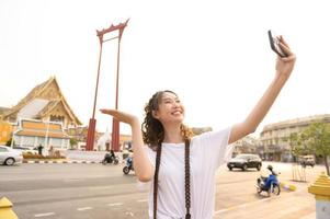 hermosa joven asiático turista mujer en vacaciones Turismo y explorador Bangkok ciudad, tailandia, Días festivos y de viaje concepto foto