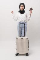 un joven musulmán mujer turista con equipaje en blanco antecedentes foto