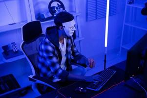un hacker está usando una computadora portátil para robar datos en la noche foto