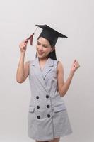 joven sonriente mujer vistiendo graduación sombrero, educación y Universidad concepto foto