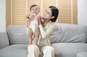 retrato de madre y bebé niña a hogar, familia, niño, infancia y paternidad concepto foto