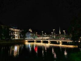 iluminado el oscuro. puente en Zurich Suiza a noche foto