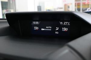 el pantalla muestra el operación de el coche aire acondicionamiento sistema. foto