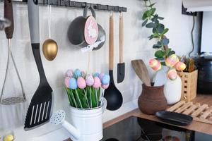 interior de cocina y detalles de decoración de utensilios con Pascua de Resurrección decoración de vistoso huevos en un desván estilo. festivo interior de un país casa foto