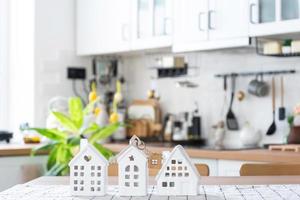 llave a casa de acogedor hogar en mesa de cocina. edificio, diseño, proyecto, Moviente a nuevo casa, hipoteca, seguro, alquilar y compra real inmuebles foto