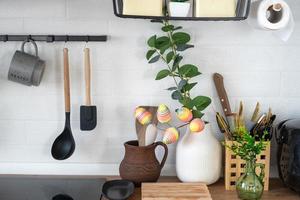 interior de cocina y detalles de decoración de utensilios con Pascua de Resurrección decoración de vistoso huevos en un desván estilo. festivo interior de un país casa foto