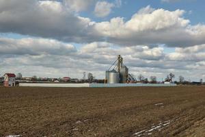 agro silos en agroindustrial complejo y grano el secado y semillas limpieza línea. foto