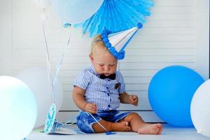 pequeño chico celebra su 1 año cumpleaños. foto