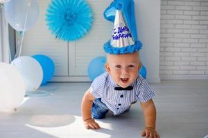 pequeño chico celebrar cumpleaños. 1 año viejo, decoraciones, globos foto