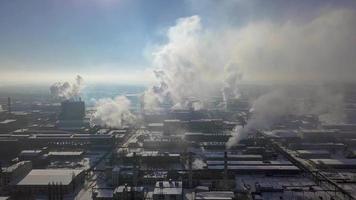usine fumée empiler - pétrole raffinerie, pétrochimique ou chimique plante dans l'hiver. vue de le la taille video
