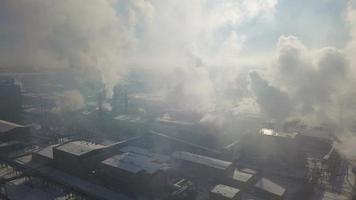 Fabrik Rauch Stapel - - Öl Raffinerie, petrochemisch oder chemisch Pflanze im Winter. Aussicht von das Höhe video